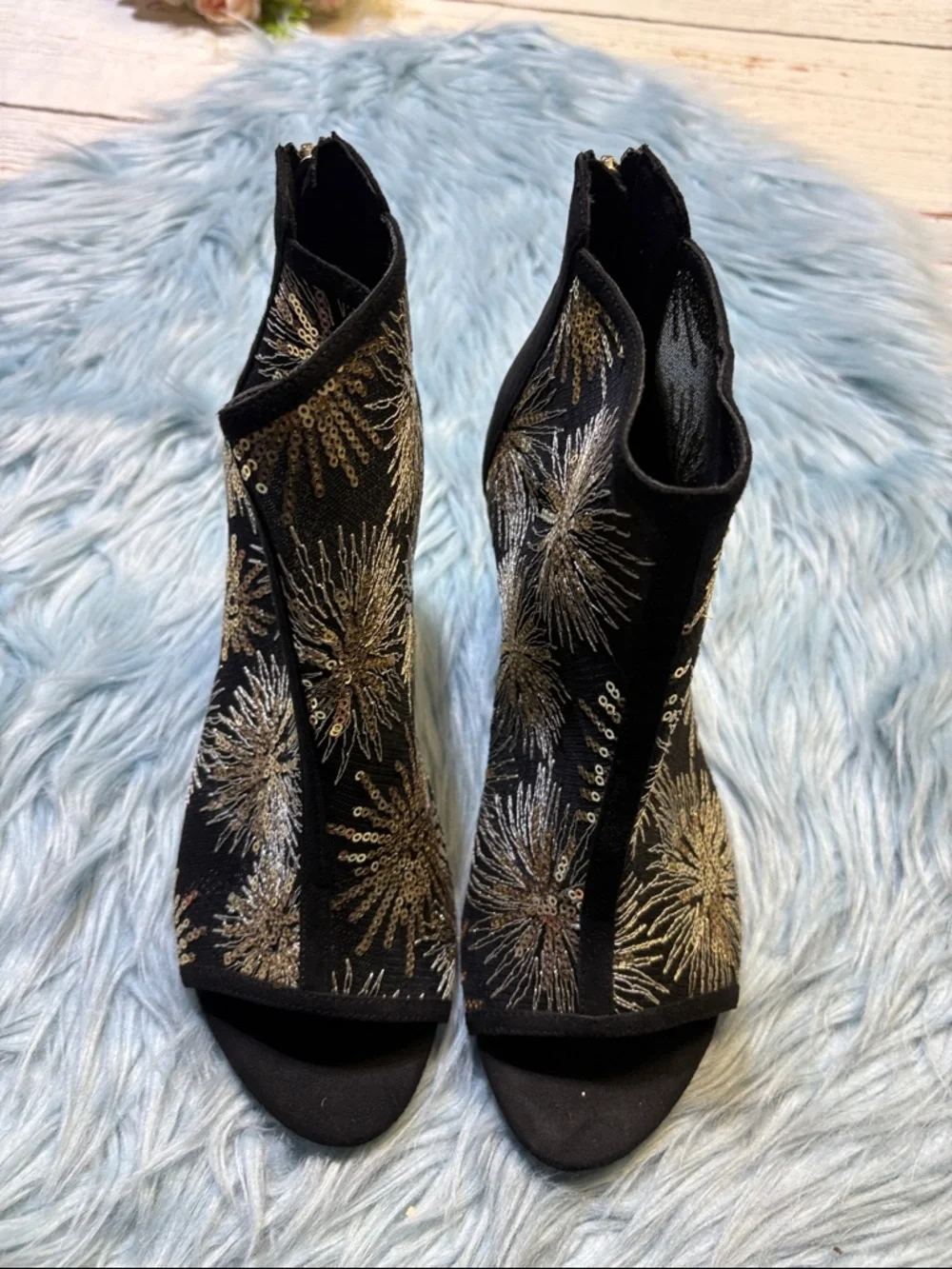 Charming Charlie Jazzy Sequin Gold Black Bootie Heels sz 9